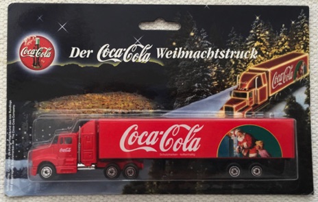 10141-1 € 6,00 coca cola vrachtwagen kerstman met kinderen bij koelkast 18 cm.jpeg